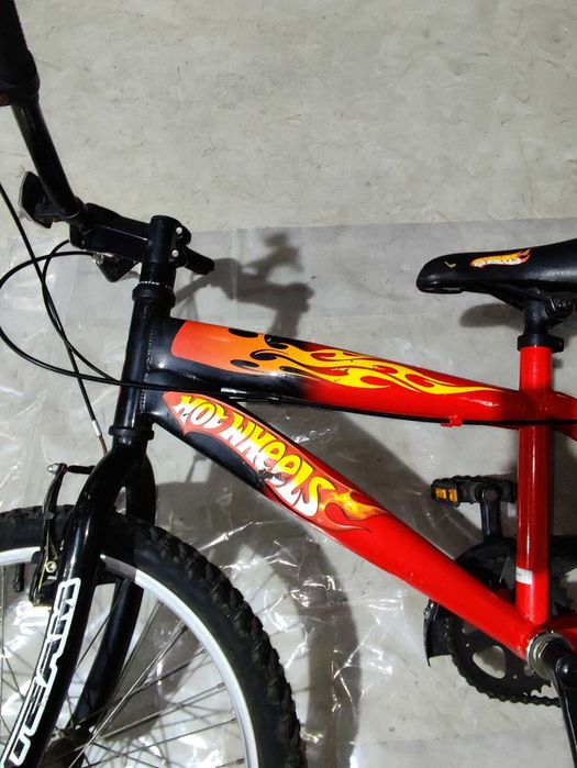 Bicicleta de criança HotWheels
