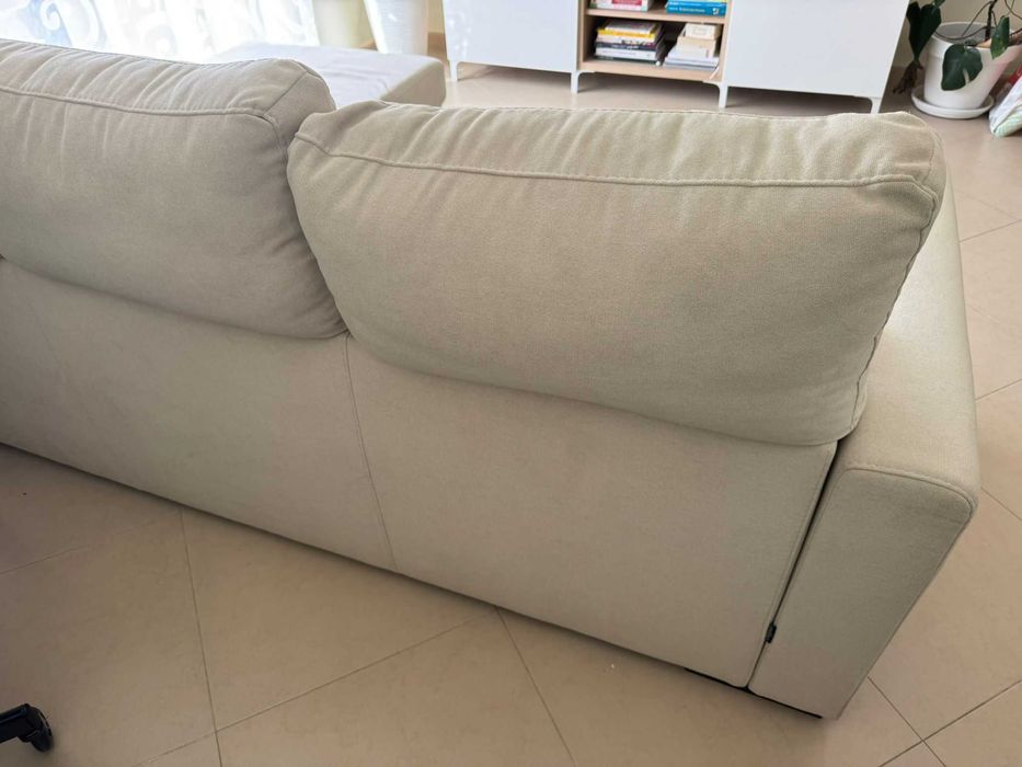 Sofá bege com chaise long