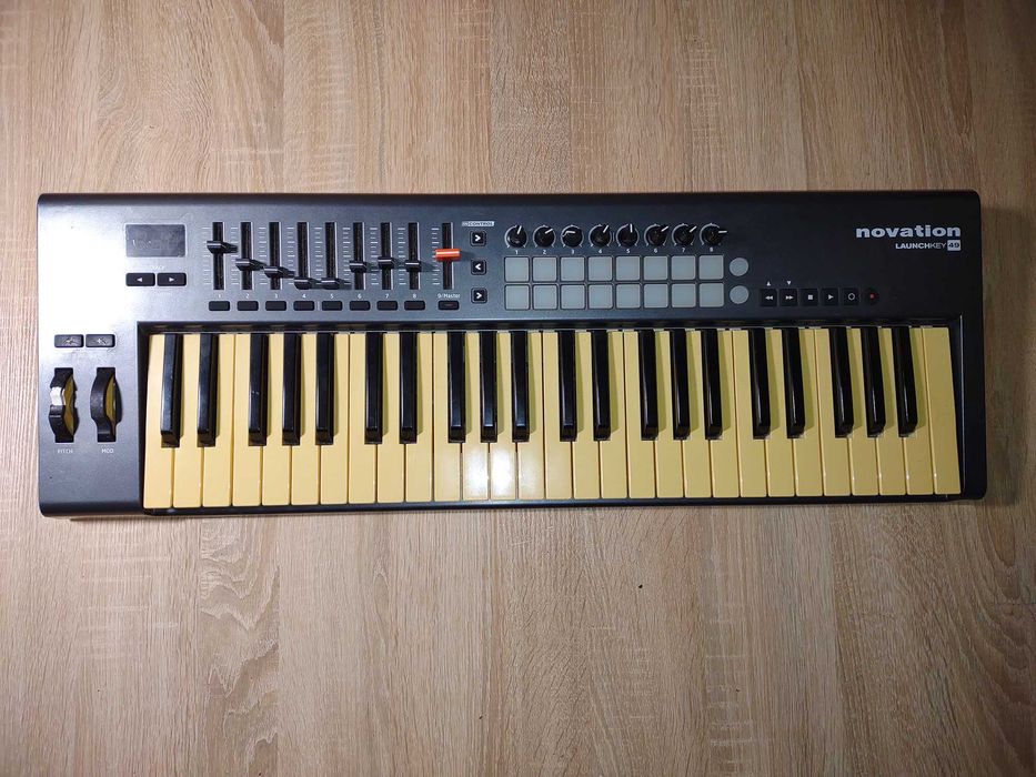 MIDI клавиатура NOVATION LaunchKey 49 MK1