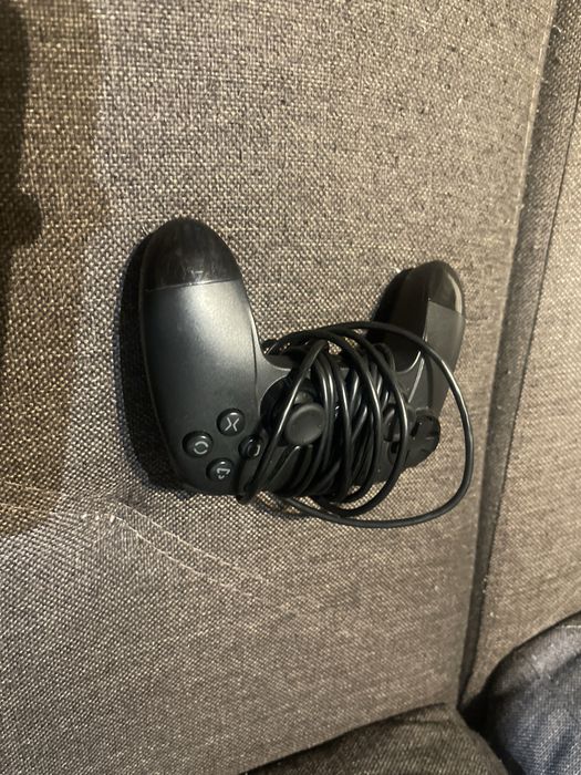 Play 4 con um controlo e dois jogos