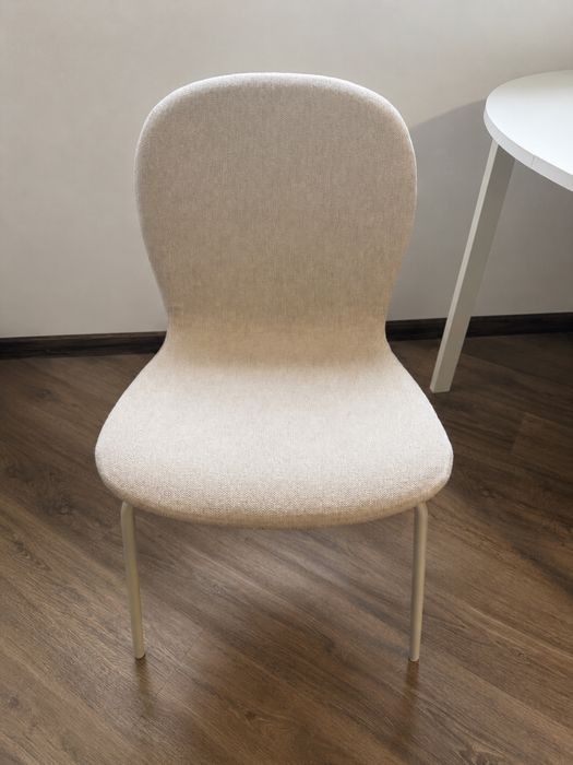Vendo mesa com 2 cadeiras + sofá + cama