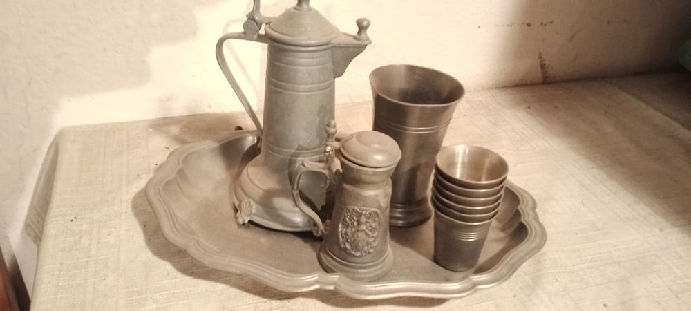 Zestaw naczyń cynowych