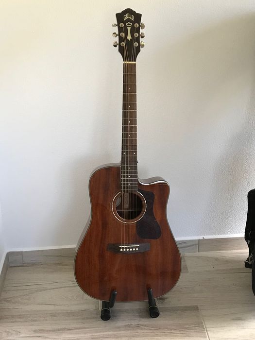 Guitarra nova + estojo + suporte – 850€ negociável