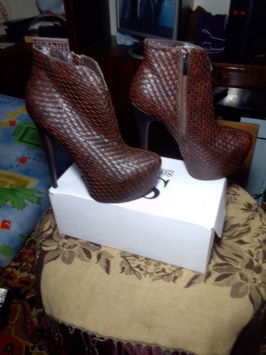 Туфли женские на высоком каблуке