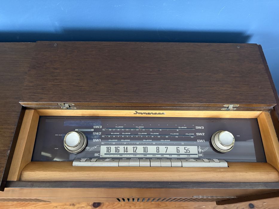 Movel/ Aparador gira discos e radio