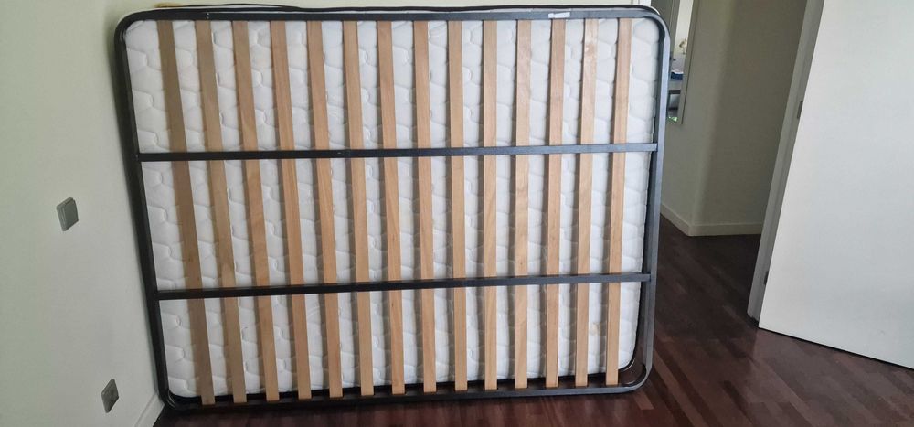 Cama de casal + Mesas de cabeceira + Estrado + Colchão (Oferta 3 tapetes)