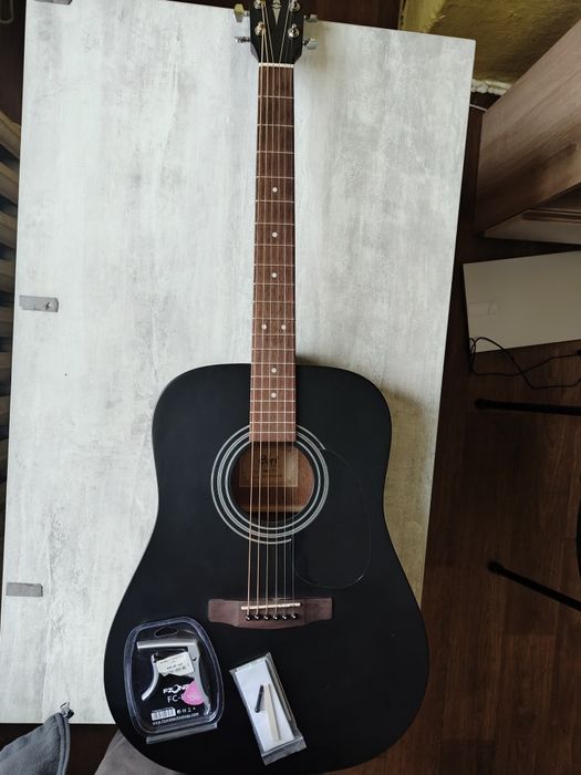 Гірата акустична фірми Cort чорна нова +в подарунок медіатор і каподас