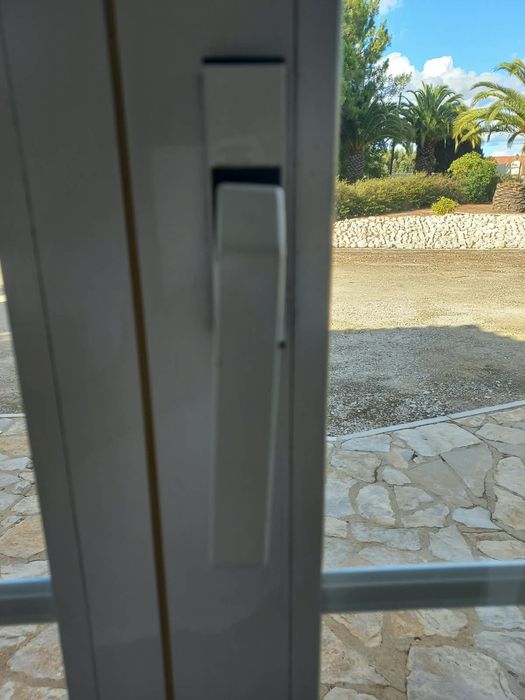 Lote de  janelas e portas  em excelente estado