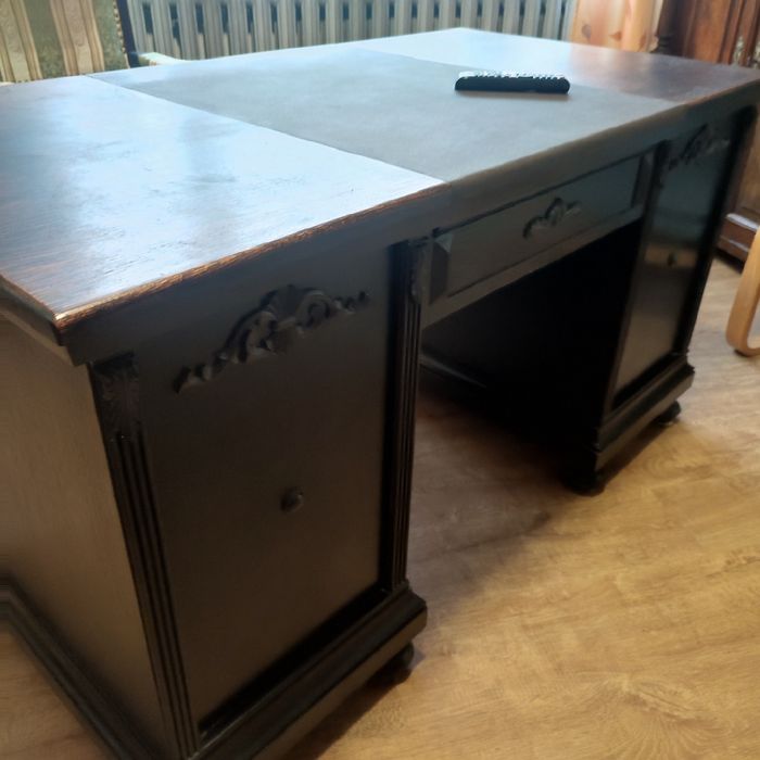 Dwustronne biurko z fotelem