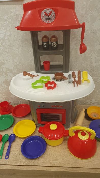 Детская кухня с посудкой
