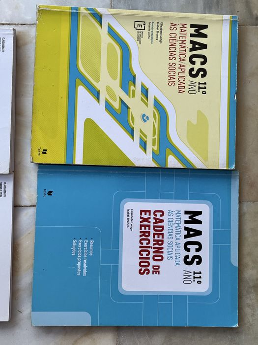 Vendo manuais e cadernos de atividade 11 ano