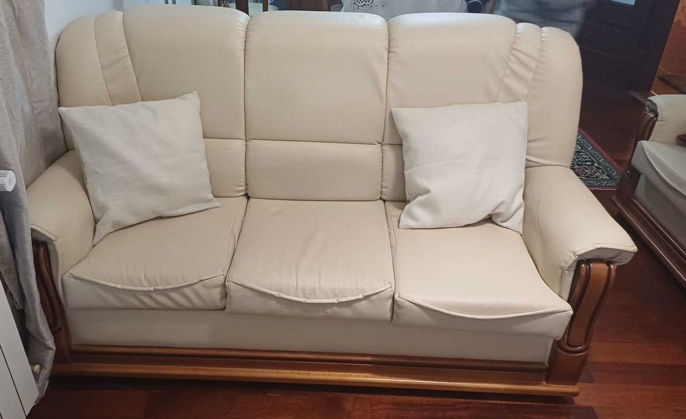 Sofá + Poltronas em Pele e madeira maciça