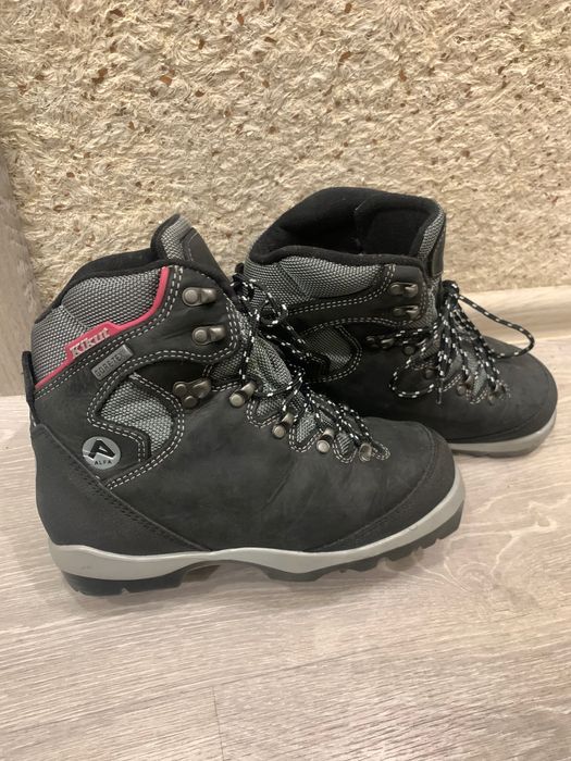 Ботинки лыжные Alfa Kikut.39 размер.