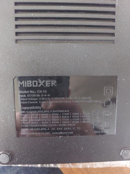 Ładowarka do akumulatorów Miboxer C4-12 LCD epapieros, zabawki itd