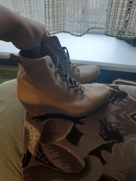 Продам ботинки  .