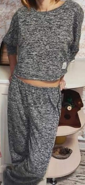 Женский костюм ( штаны и кофта)