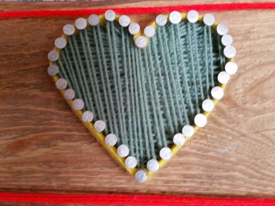 Obraz Na Drewnie z Włóczki Serce