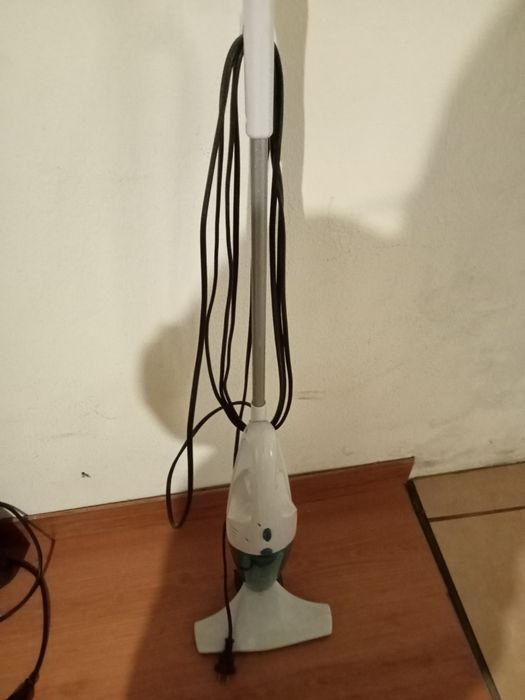 Vendo aspirador vertical marca Joca, e uma vassoura rotativa com pá.