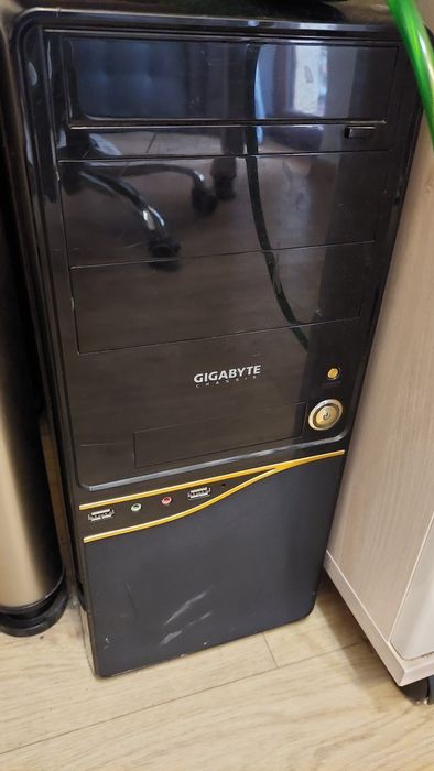 Компьютер Gigabyte с монитором