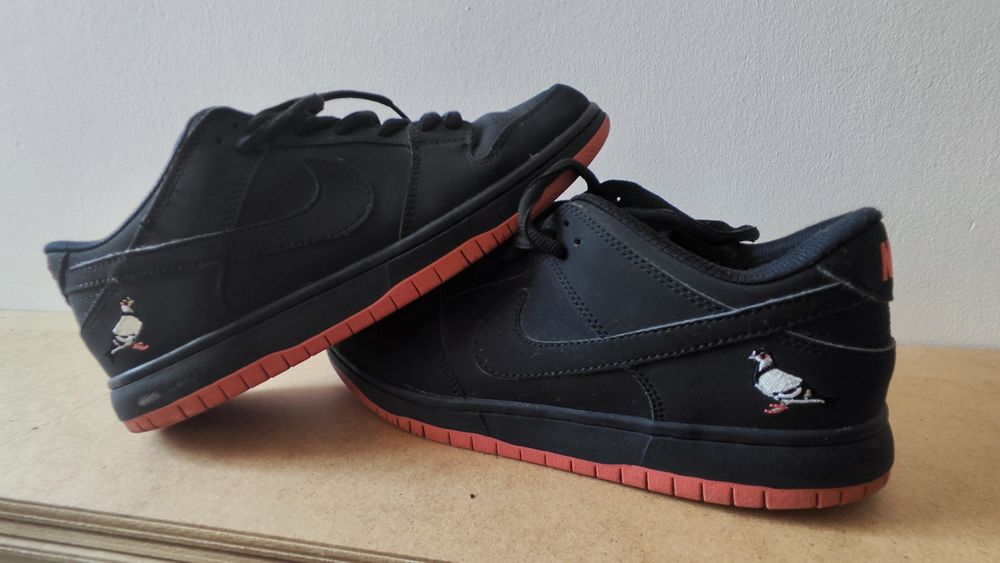 Nike SB Dunk Low Black Pigeon Red 42