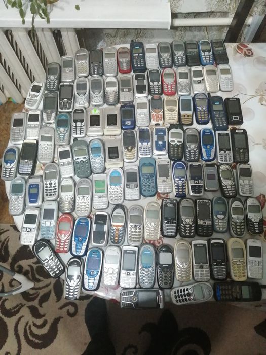 Продам лот телефонів сіменс а52 а57 с62 с75 сріблястого кольору