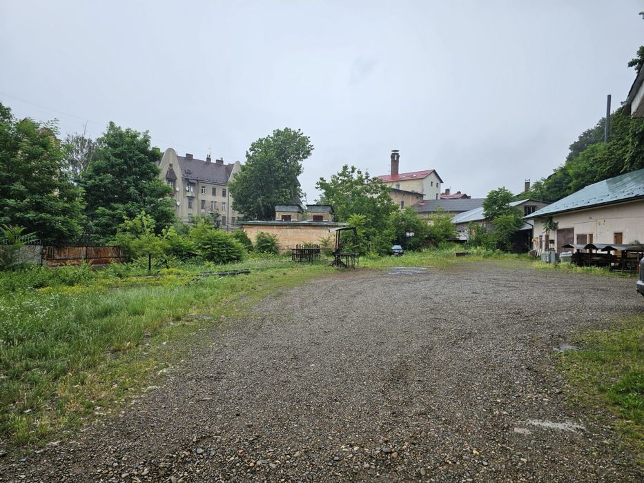 Приміщення із ділянкою в центрі міста