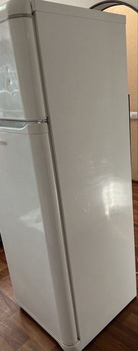 Холодильник Ariston MTA1167, 300 л, робочий стан
