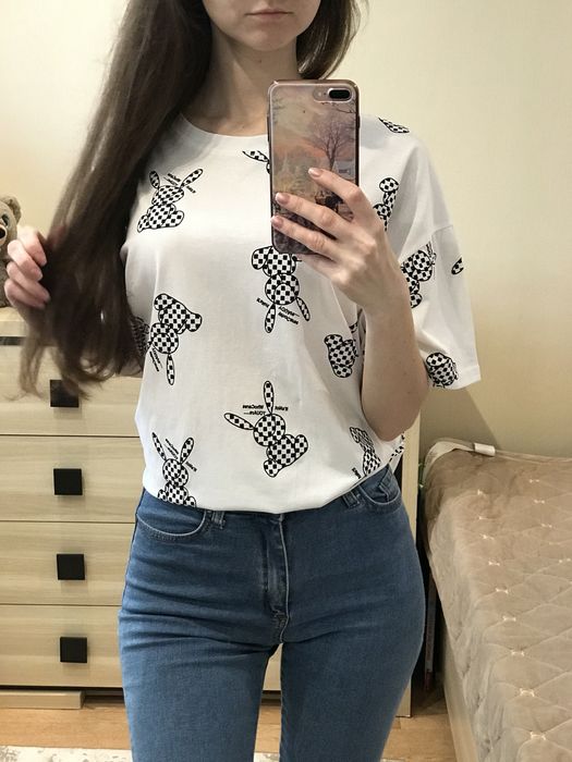 Біла футболка оверсайз з модним принтом чорних зайчиків довга, стильна