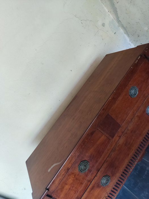 Cômoda antiga de madeira