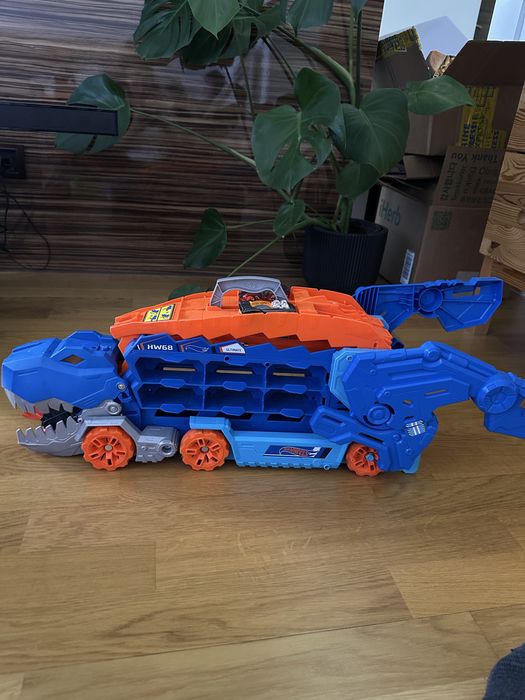 Мега-транспортер Hot Wheels City Неймовірний Ті-рекс 2 в 1 траса