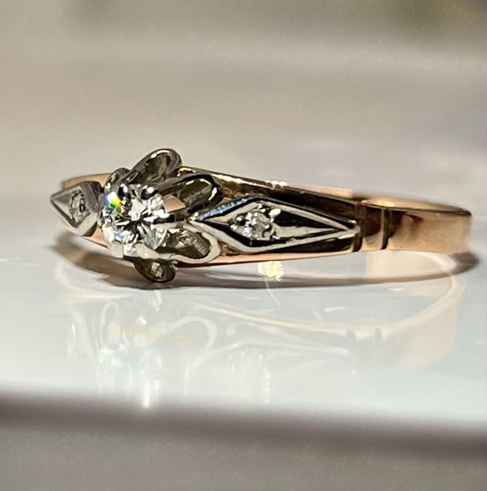 Золотое кольцо с бриллиантом .Золота каблучка з діамантами