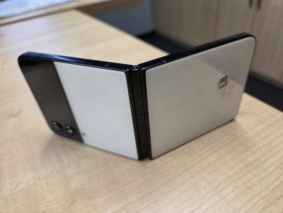 Galaxy Z Fiip4 Bespoke Edition
SM-F721B1SHEUE Czarny/bialy/bialy
Gala