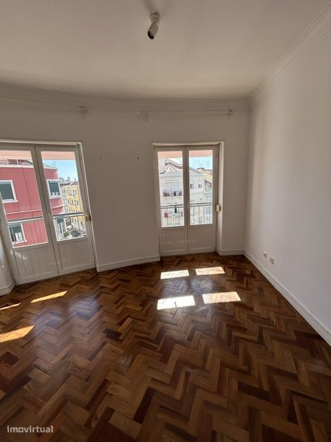 T2 Duplex em Campo de Ourique com varanda e muita luz
