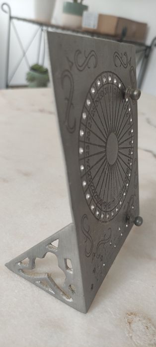 Calendário perpétuo em estanho