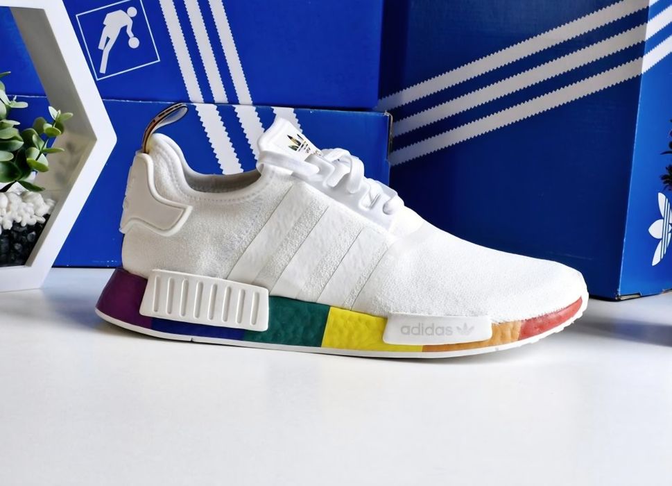 Оригінальні кросівки Adidas NMD_R1 PRIDE
