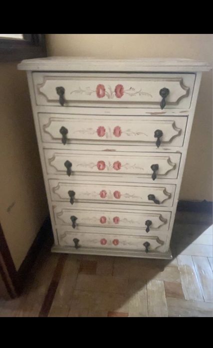 Móvel vintage pintado à mão