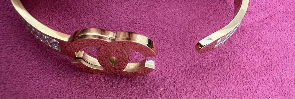 Linda pulseira dourada com pedraria