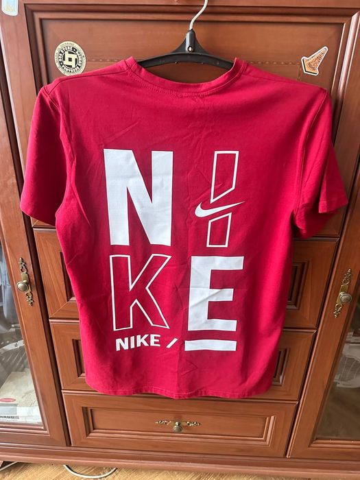 Красная футболка Nike