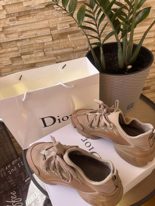 Кроссовки Dior бедевого цвета