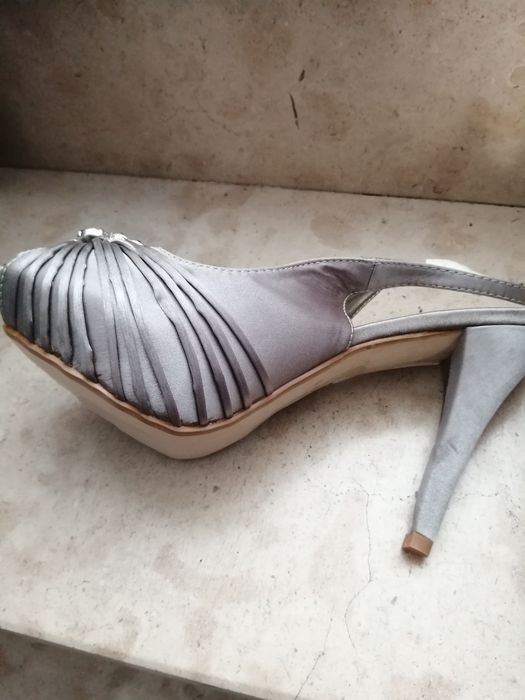 Sapatos abertos novos