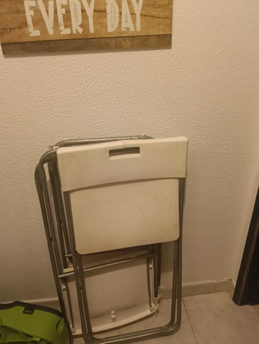 Mesa Branca + Cadeiras para 4 Pessoas