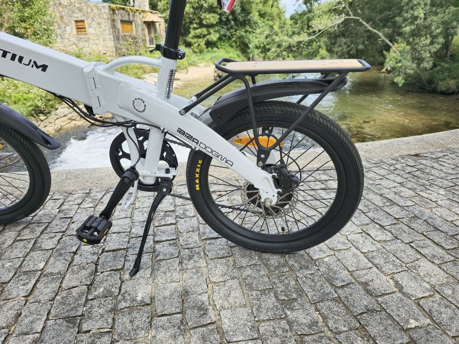 Bicicleta eléctrica dobrável com bateria amovível e motor branco