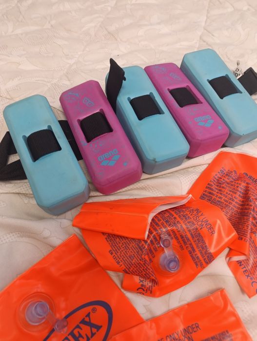 Набір для навчання плаванню:
круг + нарукавники.