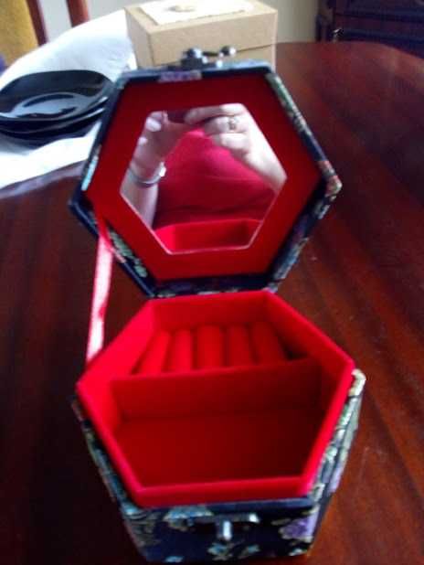 nowe pudełko na biżuterię wyłożone czerwonym aksamitem