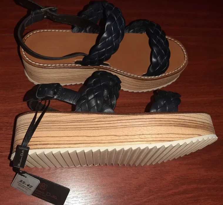 Sandálias em pele azul-marinho entrelaçada_ Novas