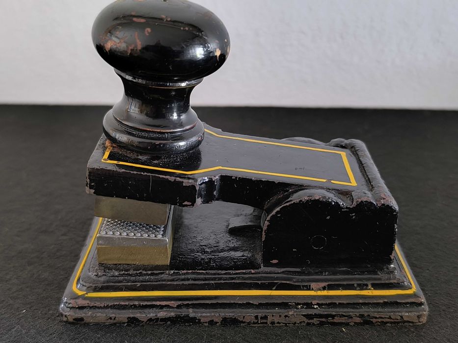 Antigo selo branco (séc XIX/XX) em metal, com pega em madeira circular