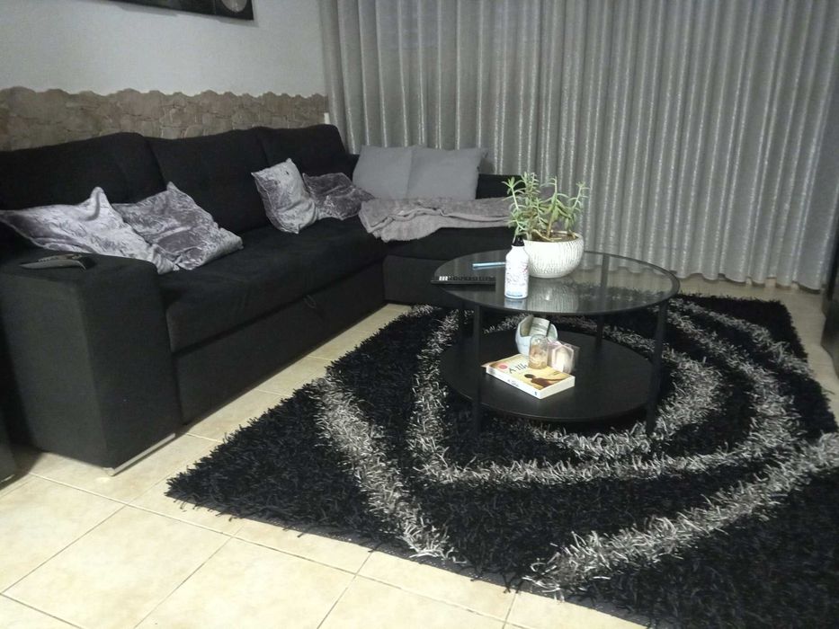 Sofá cama semi novo...mesa de centro e carpete..
