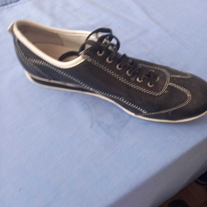 Damskie sneakersy firmy MEDICUS w rozmiarze 39.
