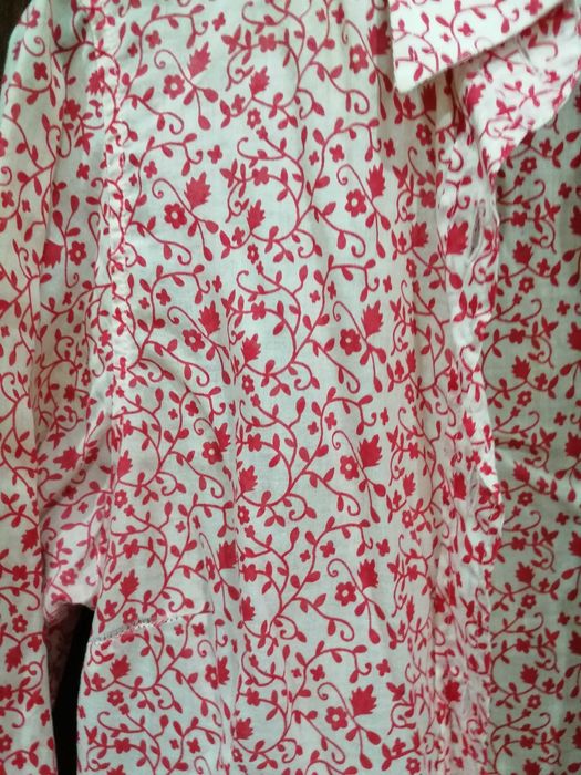 Camisa florida branca e vermelha