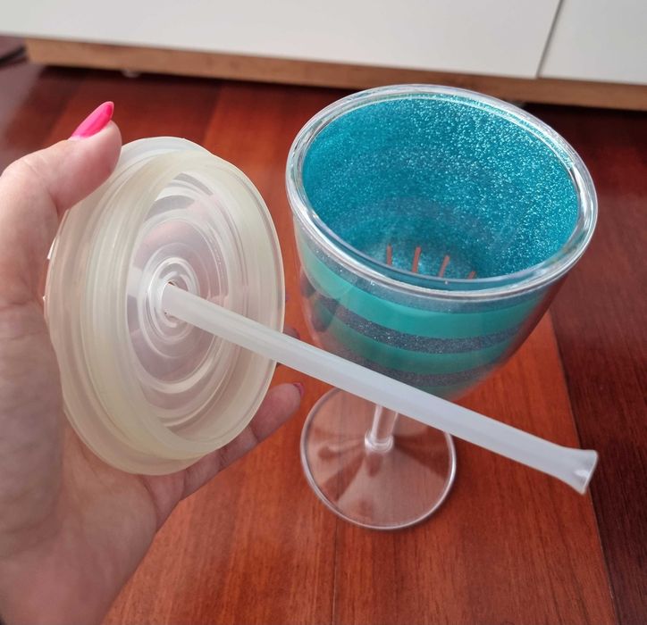 Copo alto às riscas azuis com brilhantes e palhinha